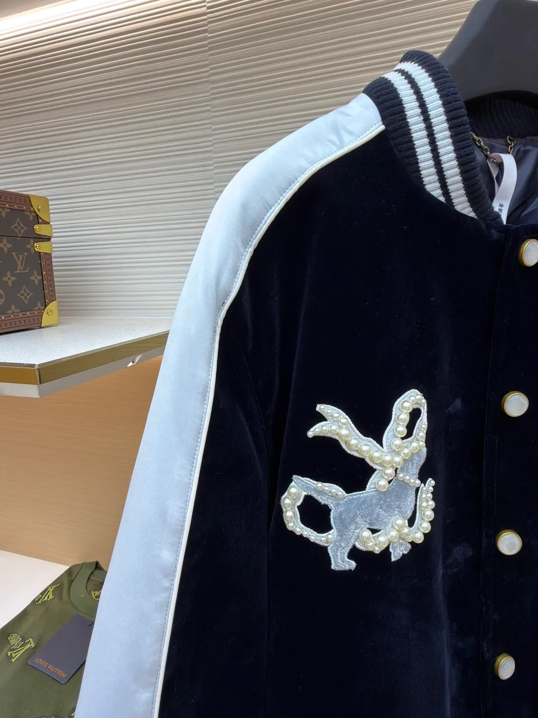 LOUIS VUITTON velvet denim Yokosuka jacket ●Original version: Purchased and developed for 35500 ●Item number: 1680974-C55 ●Fabric: velvet flocking fabric ●Technology: Washed production ●Version: loose fit ●Weight: about 1250 grams ●Size: 46-48-50-52 ●Description: 35500 purchased and developed, using 7*7 grain flocking cloth, customized flat machine ribbing, rayon lining inside, 1000 washed cotton, customized 1:1 accessories, loose version. The overall wiring is straight and delicate, the fabric is comfortable and soft, and the color is consistent without color difference. It can be matched with the same style to create a fashionable look and control various occasions. Customized accessories, complete with three standards, same style for men and women!